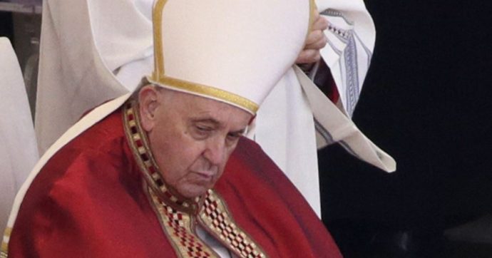 Funerali Ratzinger, l’omelia di Papa Francesco: “Oggi grati per la sua sapienza, delicatezza e dedizione”