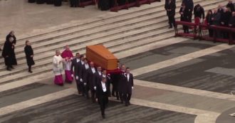 Copertina di Funerali di Ratzinger, l’uscita del feretro di Benedetto XVI tra gli applausi dei fedeli presenti