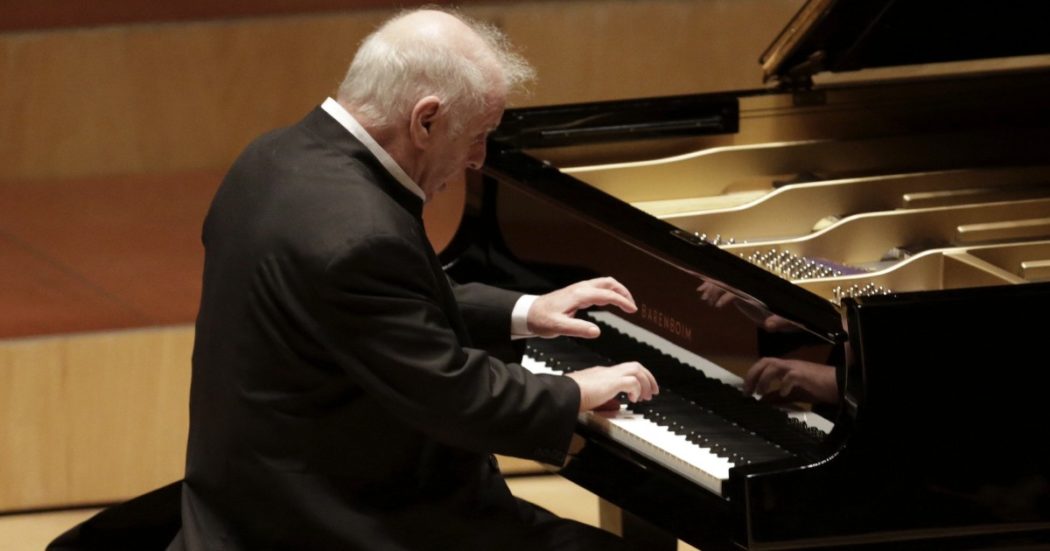 “La mia salute è peggiorata significativamente, non posso più assolvere il mio compito”. Il maestro Barenboim lascia l’opera di Berlino dopo 30 anni