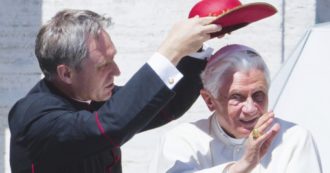 Copertina di Il bel figlio del fabbro da custode emerito a “terzo papa” ribelle