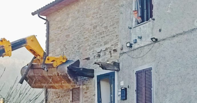 Prova a demolirgli la casa a colpi di ruspa: ucciso dal vicino con 4 fucilate ad Arezzo