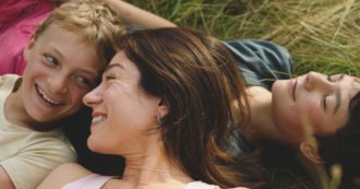 Copertina di “Close” è amicizia, forti sensi di colpa, addii e un “Oscar”