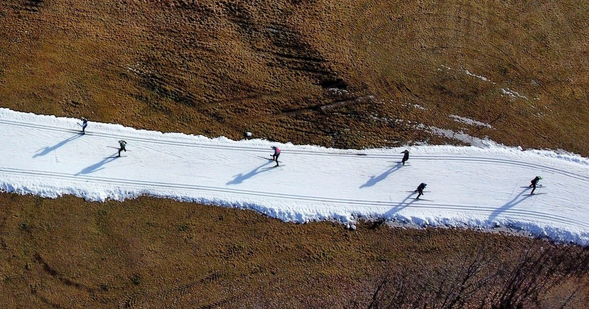 La neve non arriva, Appennini verdi ma “l’ansia” della politica si ferma ai ristori. Gli esperti: “Tra 50 anni sugli sci solo oltre i 2mila metri”