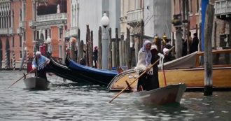 Copertina di Epifania, a Venezia la 43esima edizione della regata delle Befane sul Canal Grande: le immagini