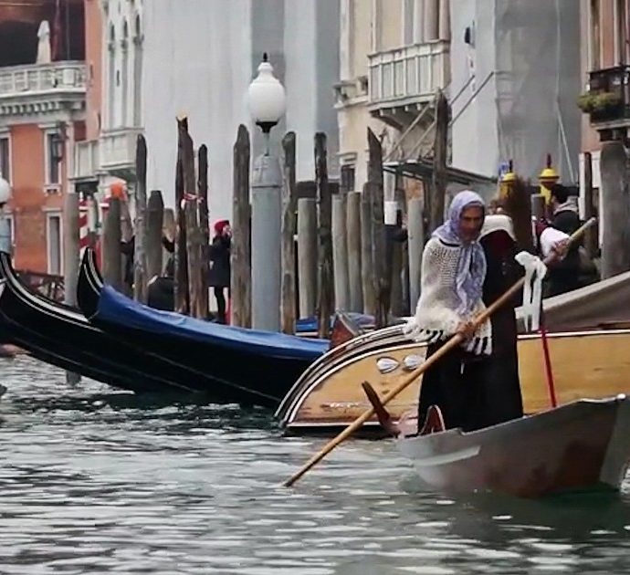 Epifania, a Venezia la 43esima edizione della regata delle Befane sul Canal Grande: le immagini