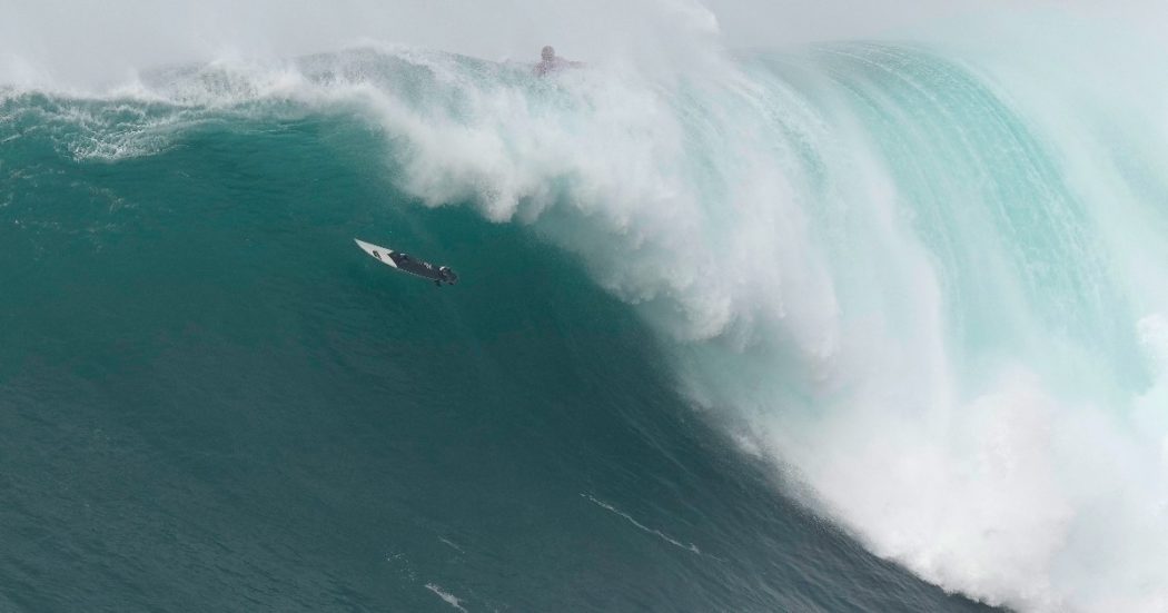 Morto Márcio Freire, il surfista travolto e ucciso da un’onda gigante in Portogallo: inutili i tentativi di soccorso