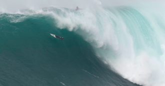 Copertina di Morto Márcio Freire, il surfista travolto e ucciso da un’onda gigante in Portogallo: inutili i tentativi di soccorso
