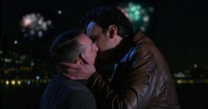 Un posto al Sole e il caso del bacio gay: “Potevano evitarlo in fascia protetta”. Interviene l’Arcigay, ma ecco come sono andate davvero le cose