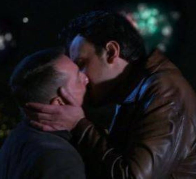 Un posto al Sole e il caso del bacio gay: “Potevano evitarlo in fascia protetta”. Interviene l’Arcigay, ma ecco come sono andate davvero le cose