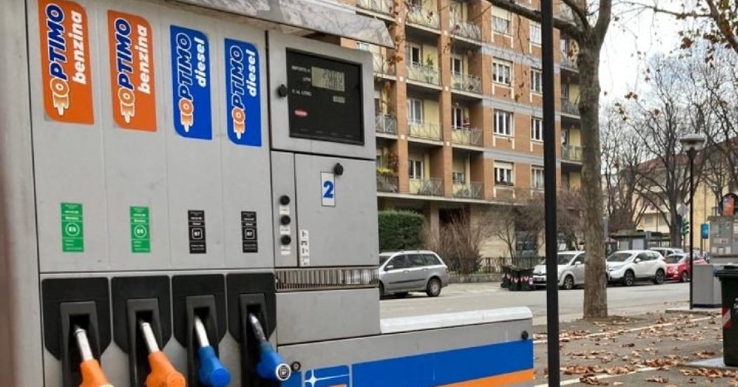 Non si fermano i prezzi dei carburanti: “In A1 benzina fino a 2,4 euro”. Le associazioni di consumatori: “Meloni intende intervenire?”