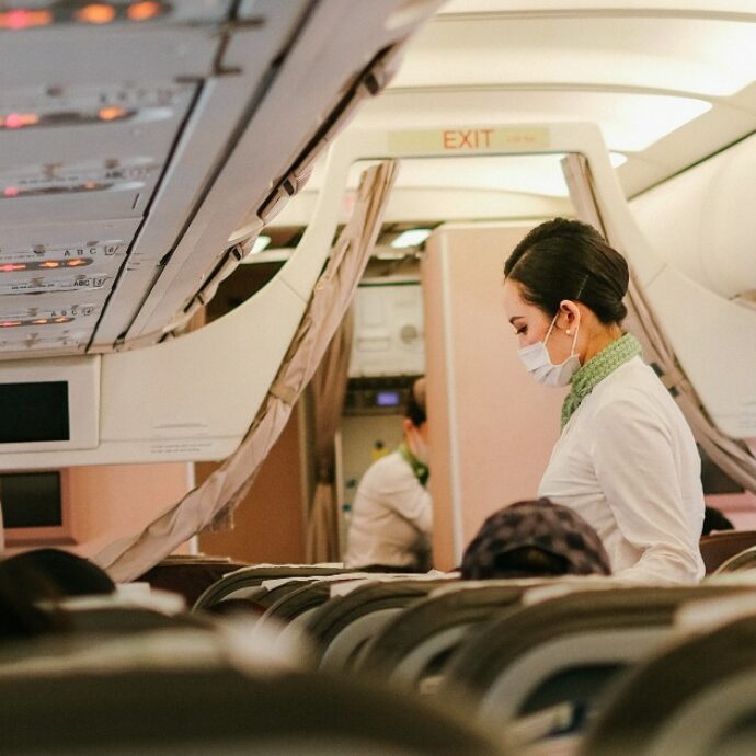 Costrette a spogliarsi durante il colloquio per diventare hostess: “Trattata come un animale allo zoo, ispezionata da una donna che prendeva appunti su un taccuino”