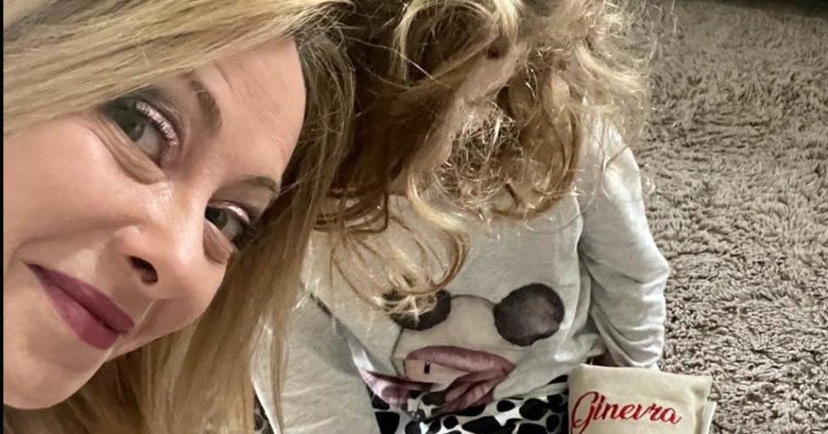 Giorgia Meloni, Epifania in famiglia per la premier: la foto con la figlia Ginevra e la calza della Befana è virale