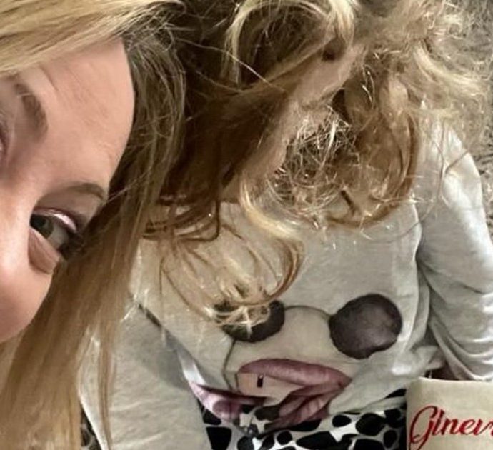 Giorgia Meloni, Epifania in famiglia per la premier: la foto con la figlia Ginevra e la calza della Befana è virale