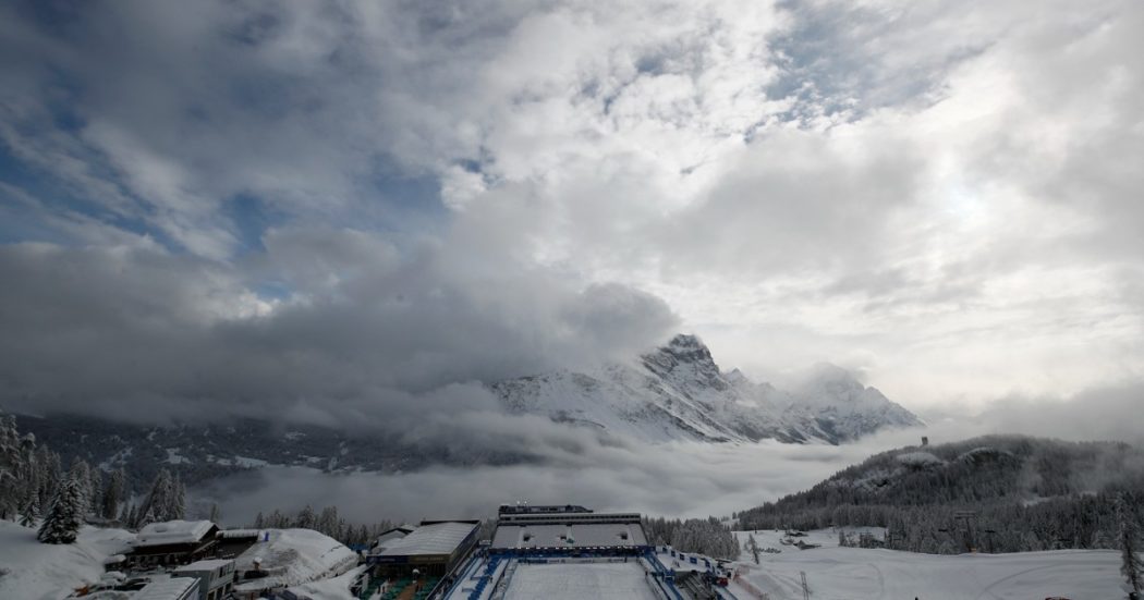 Valtellina, scia in discesa e finisce contro un cannone sparaneve: morto 20enne