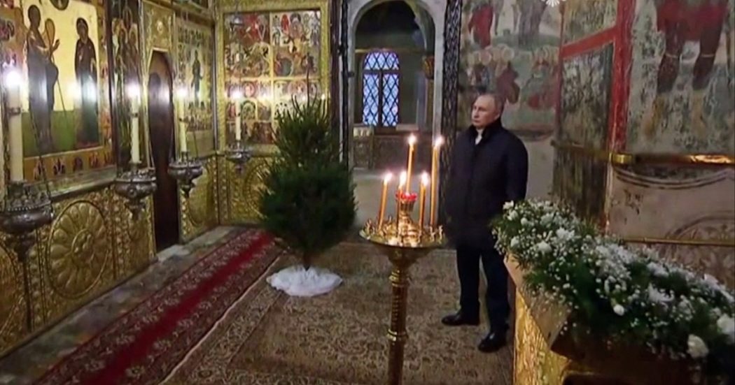 Natale ortodosso, Putin da solo alla messa di mezzanotte nella cattedrale del Cremlino