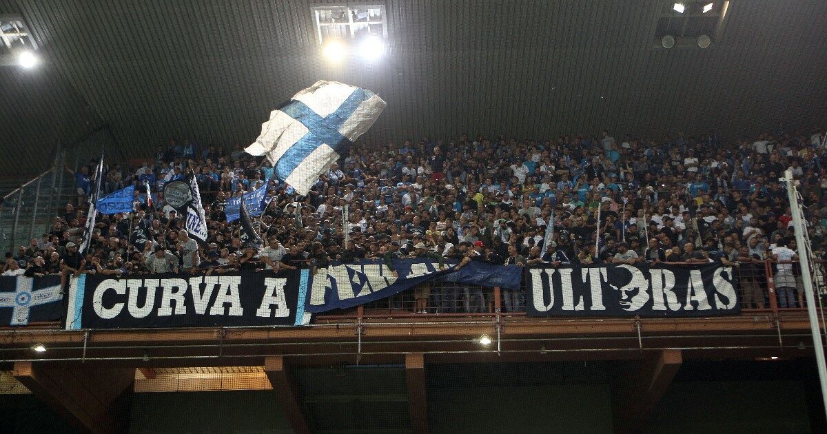 Abusi sessuali a dipendente Fs dagli ultras del Napoli durante una trasferta Abusi sessuali a dipendente Fs dagli ultras del Napoli durante una trasferta