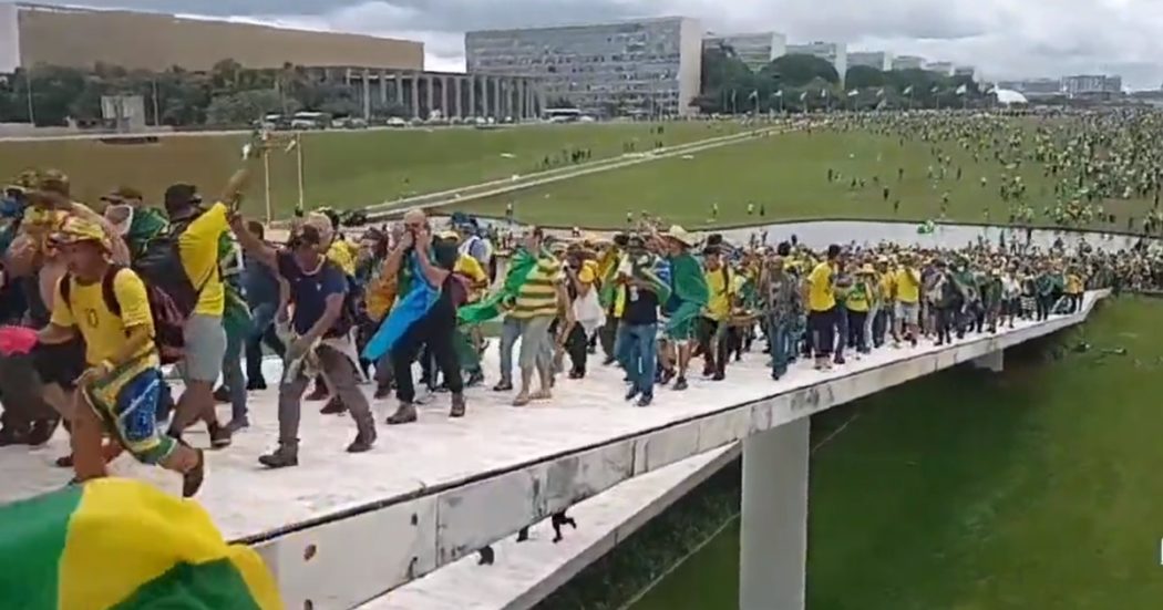 Brasile, sostenitori di Bolsonaro sfondano i cordoni di sicurezza e assaltano il palazzo del Parlamento e la sede dell’Esecutivo