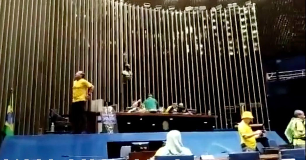 Assalto al Parlamento in Brasile, i sostenitori di Bolsonaro occupano e vandalizzano un’aula del Senato