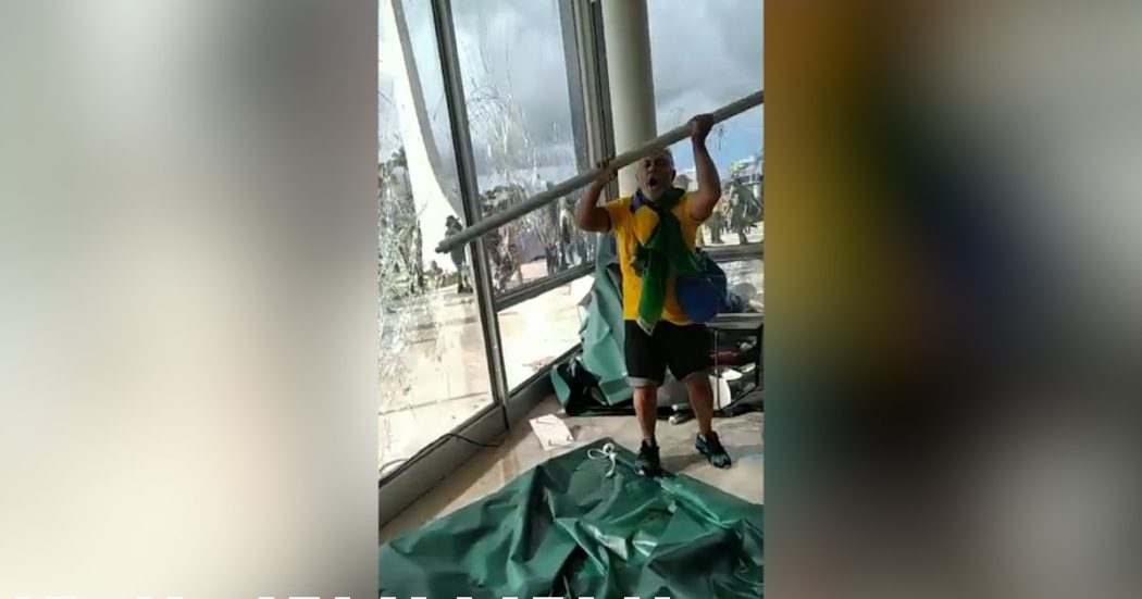 Assalto al Parlamento in Brasile, sostenitori di Bolsonaro devastano il palazzo del Congresso