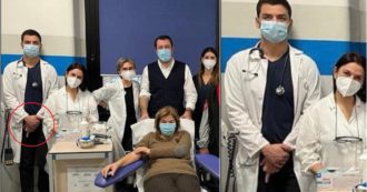 Copertina di Il caso “dito medio”, la foto di Salvini mentre dona il sangue a Milano e i dubbi sul gesto del medico