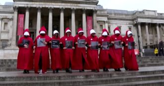 Copertina di Iran, la protesta davanti alla National Gallery di Londra: donne e attiviste indossano i costumi de “Il racconto dell’ancella”