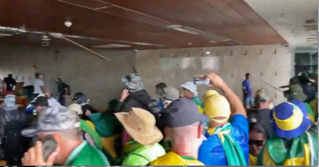Assalto al congresso in Brasile, il momento dell’irruzione dei sostenitori di Bolsonaro nel palazzo