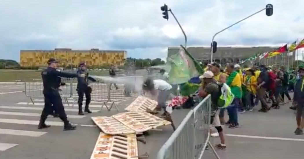 Assalto al Parlamento in Brasile, la folla sfonda il cordone di polizia e raggiunge il palazzo del Congresso
