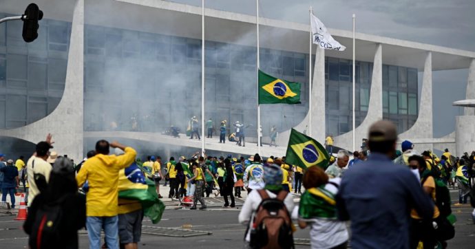 Brasile, i bolsonaristi assaltano il Parlamento e le altre sedi