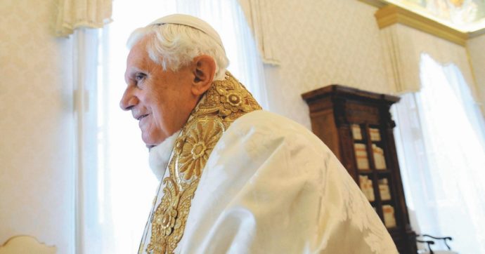 Copertina di Ratzinger “santo subito”: la stampa italiana genuflessa