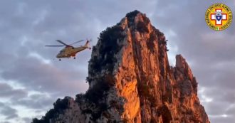 Copertina di Capri, coppia di scalatori rimane bloccata sulla parete del faraglione: il salvataggio del Soccorso alpino – video