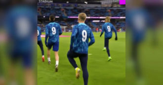 Copertina di Il riscaldamento prima della partita con la maglia numero 9: l’omaggio del Chelsea a Vialli – Video