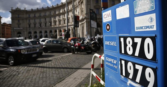 Carburanti, il Consiglio di Stato accoglie ricorso del ministero: torna l’obbligo di esporre cartelli con i prezzi medi