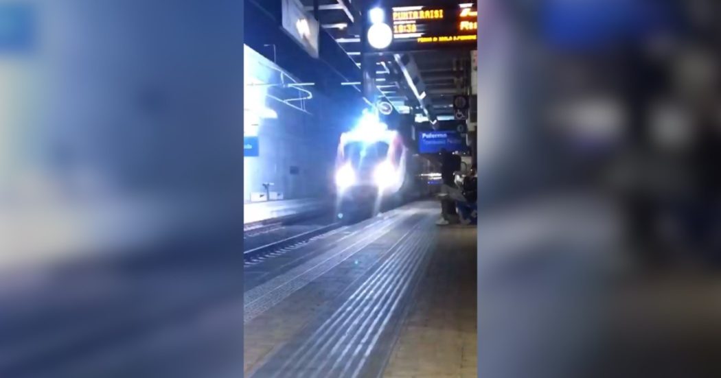 Palermo, bici lanciata da un cavalcavia finisce sopra a un treno: il gesto ripreso dalla stazione – Video