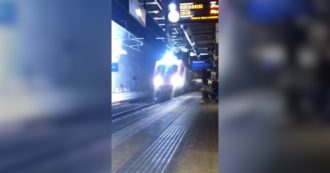 Copertina di Palermo, bici lanciata da un cavalcavia finisce sopra a un treno: il gesto ripreso dalla stazione – Video