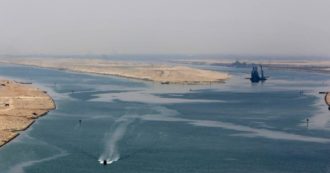 Copertina di Egitto, nave cargo resta incagliata nel canale di Suez: liberata dai rimorchiatori, riprende il traffico marittimo