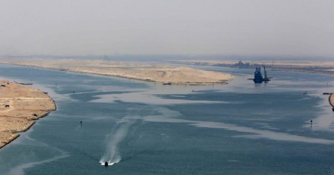 Nave merci di Hong Kong incagliata nel canale di Suez: traffico marittimo bloccato per ore