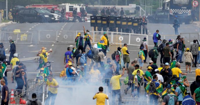Brasile, rimossi tutti i vertici delle forze di sicurezza della capitale. Arrestato il ministro della Giustizia di Bolsonaro