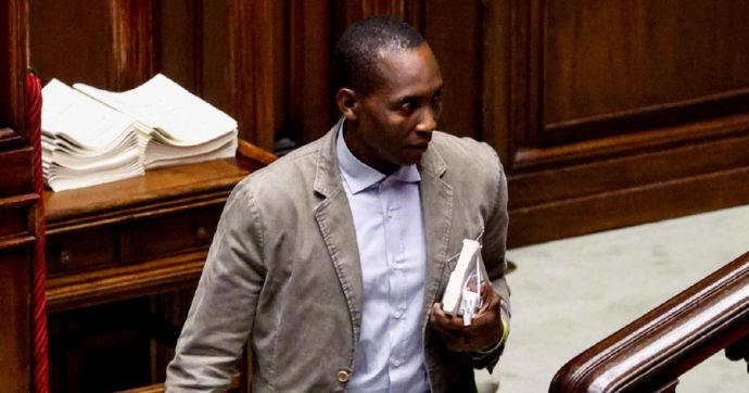 Soumahoro lascia Verdi-SI: “Nessuna solidarietà da loro”