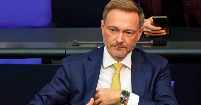 Germania, il ministro Lindner e il video per la banca che gli ha concesso il mutuo: la procura di Berlino valuta un’inchiesta per corruzione