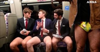 Copertina di In mutande sulla metro: torna a Londra il “No trousers tube ride”. Cos’è l’evento – Video