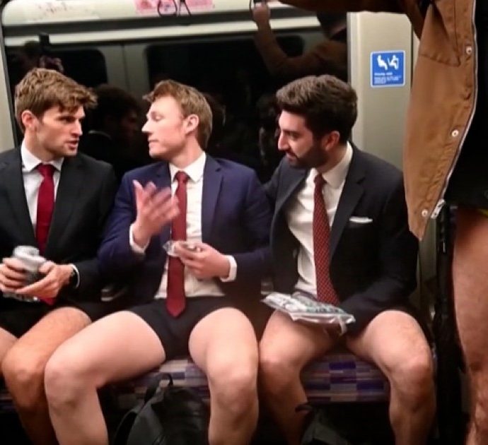 In mutande sulla metro: torna a Londra il “No trousers tube ride”. Cos’è l’evento – Video