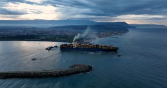 Copertina di Nave portacontainer resta incagliata nel porto di Gioia Tauro: difficili le operazioni di disincaglio – Le immagini