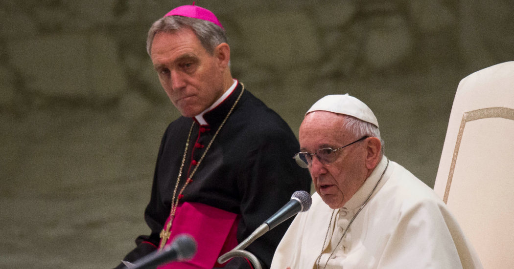 Papa Francesco e Padre Georg Gänswein, il faccia a faccia dopo le polemiche: il Papa riceve l’ex assistente di Ratzinger che lo ha accusato