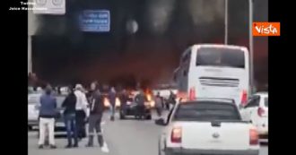 Copertina di Assalto al Parlamento in Brasile, bolsonaristi bruciano gomme e bloccano la strada per entrare a San Paolo – Video