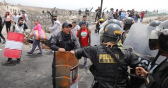 Copertina di Perù, nuovi scontri tra polizia e manifestanti antigovernativi: il bilancio è di 17 morti e 30 feriti
