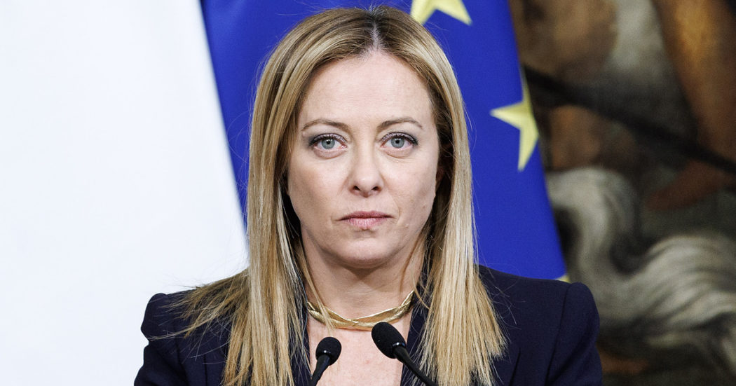 Caro benzina, “basta mistificazioni”: dopo le polemiche Meloni si difende a reti unificate
