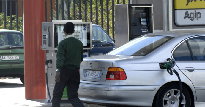 Benzina e gasolio, il governo si auto smentisce. I dati del ministero mostrano che non c’è speculazione: “Aumenti causati dalle accise”