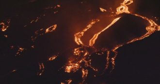 Copertina di Etna, colata lavica da oltre un mese sul fianco nord-orientale: le immagini spettacolari