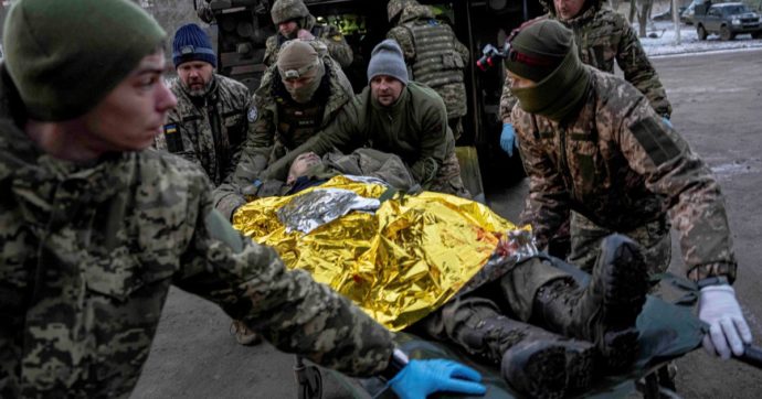 Copertina di Guerra in Ucraina, a Soledar strade piene di cadaveri. La Russia vuole Bakhmut