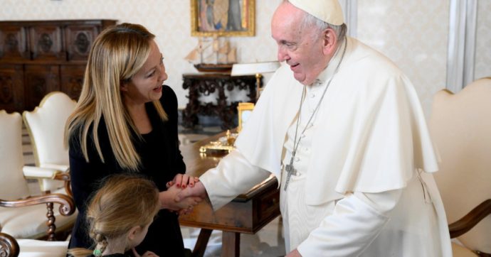 Copertina di Papa Francesco incontra Meloni e le regala “lezioni di pace”